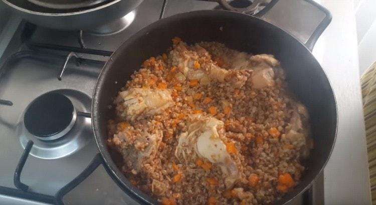 We mix the ingredients so that the buckwheat does not burn.