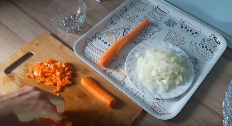 Cut the carrots into small cubes.