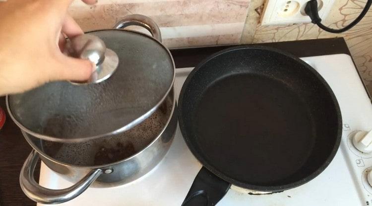 Cook the buckwheat until cooked.
