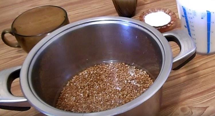 We put buckwheat in a pan, pour water.