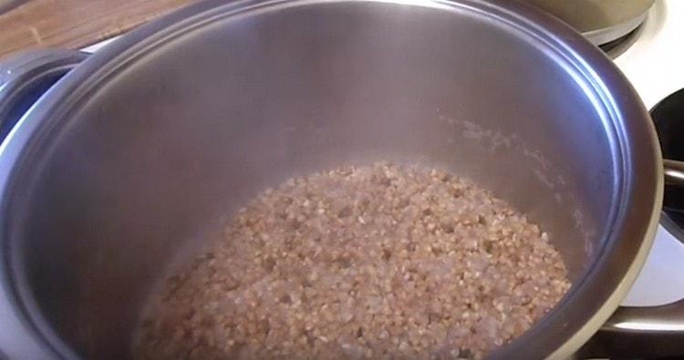 Cook the buckwheat until the water evaporates.