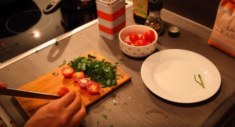 Grind the parsley, cut the cherry tomatoes in half.