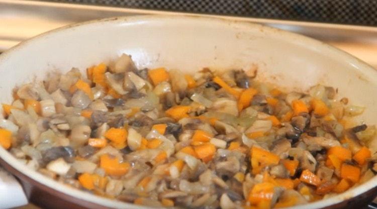 Add mushrooms to vegetables.