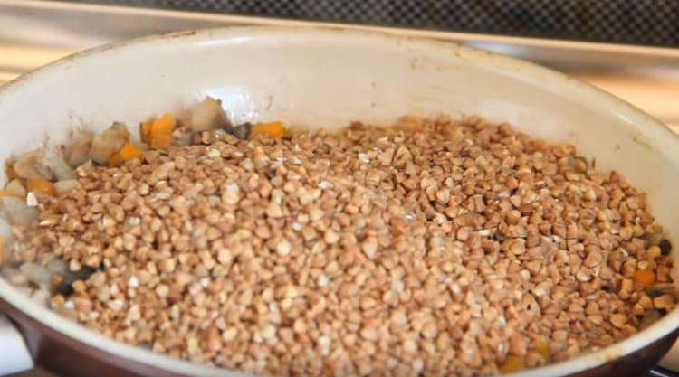 Add washed buckwheat, salt.