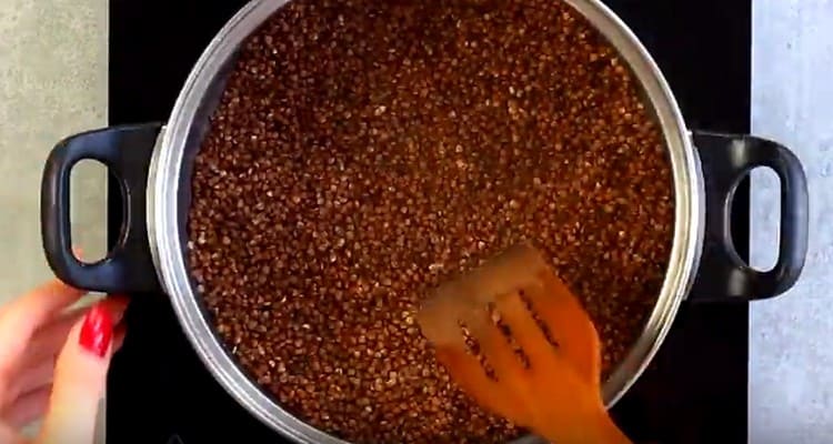Buckwheat is first fried in a saucepan.