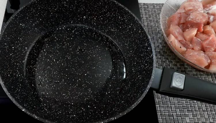 Heat the pan with vegetable oil.