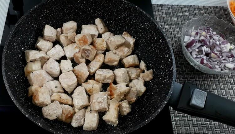 Spread the meat in a pan and fry.