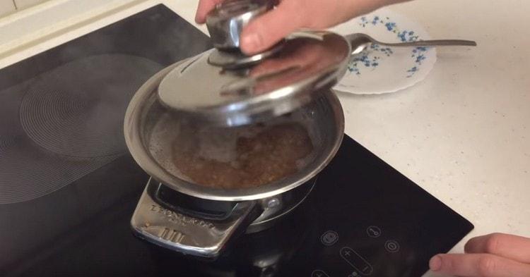 pour buckwheat into the water, add salt to taste.