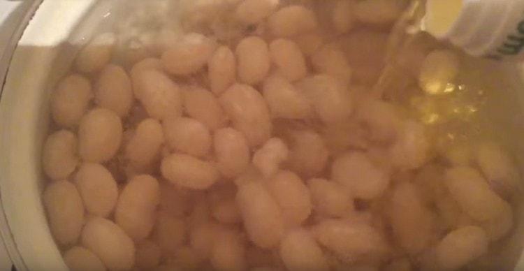 In the cooking process, add vegetable oil.