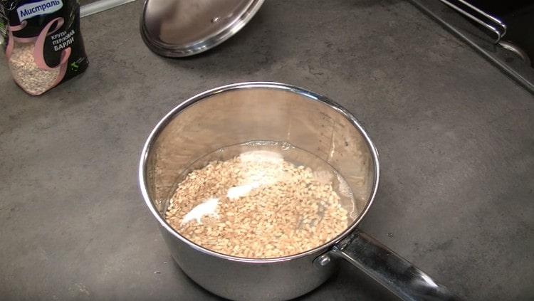 Pour barley with water in a ratio of 1: 3.