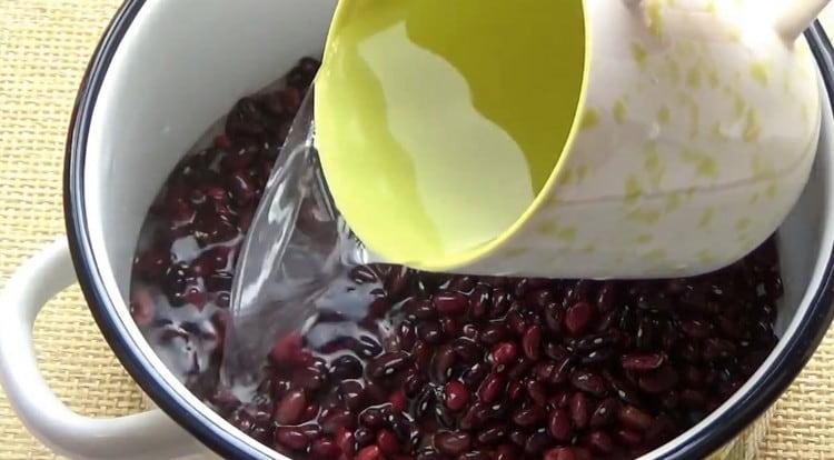 We wash the beans, put them in a pan and fill them with water.