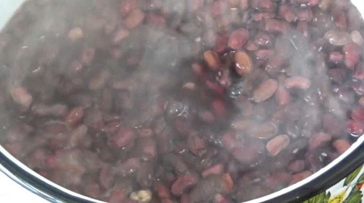 Put the saucepan on the fire and wait for the beans to boil.