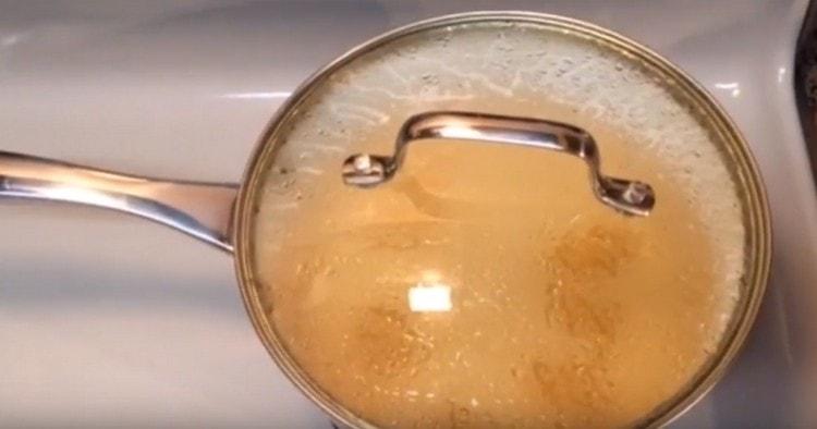 We cover the saucepan with tea lid and let it brew.