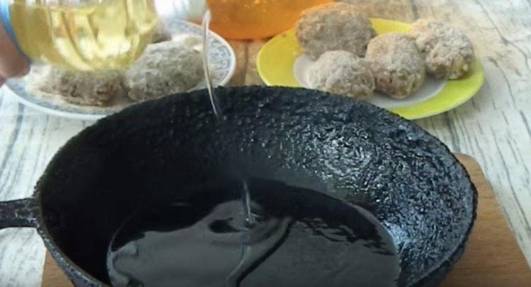 We heat the vegetable oil in a pan.