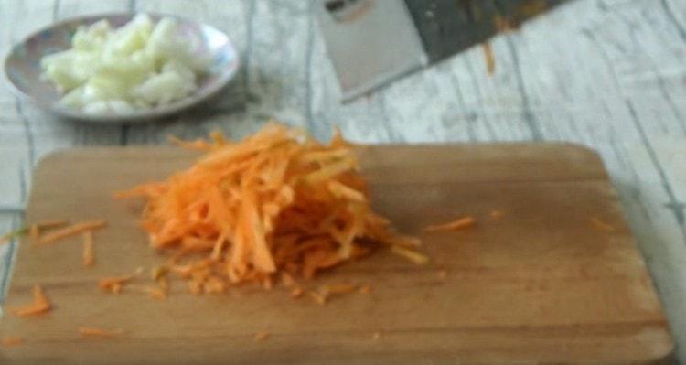 Rub the carrots on a grater.
