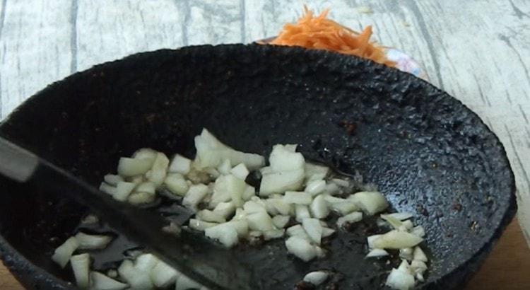 Fry the onion in vegetable oil.