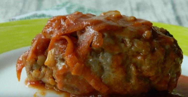 Juicy cutlets with buckwheat and minced meat are ready.