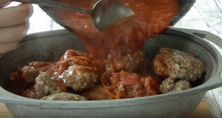 Pour the cutlets with sauce.