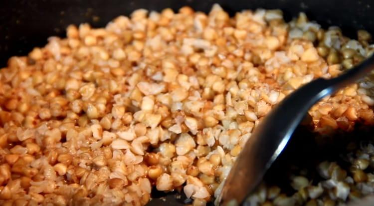 In the finished porridge, add a little butter.