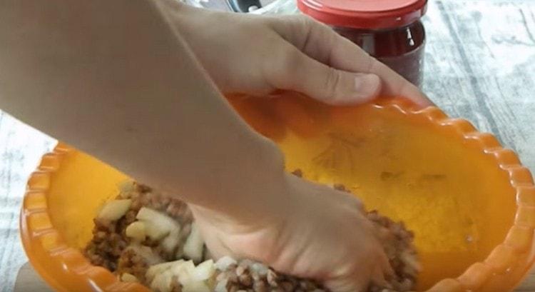 Add the egg and knead the minced meat well.