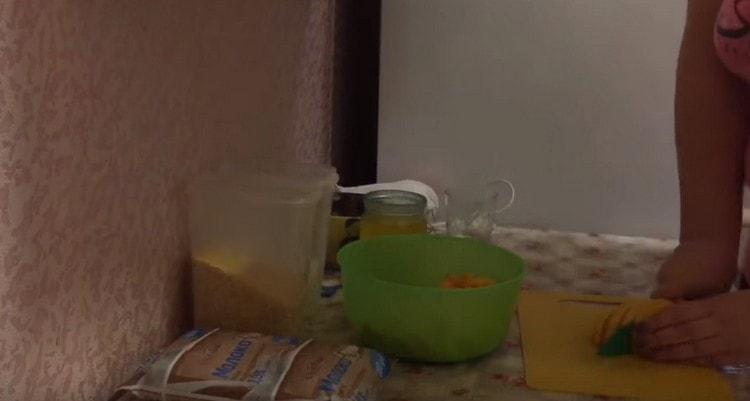 Cut the peeled pumpkin into pieces.