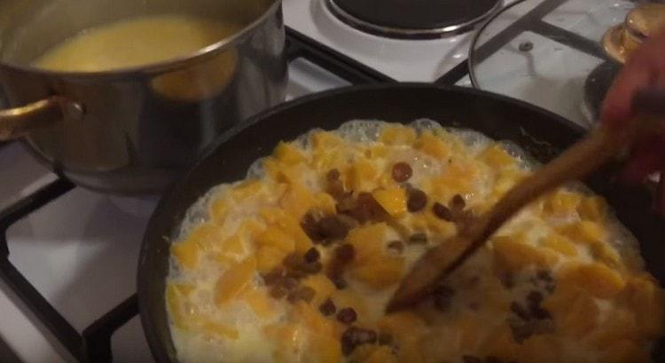 If desired, you can add raisins to the pumpkin.