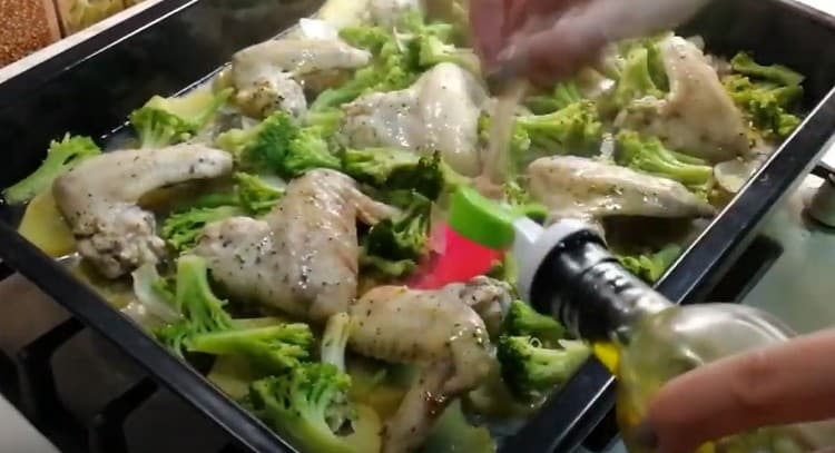 A few minutes before the readiness we remove the foil, and grease the wings with olive oil.