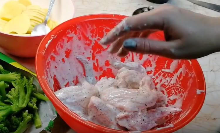 Stir the wings with sour cream and spices.