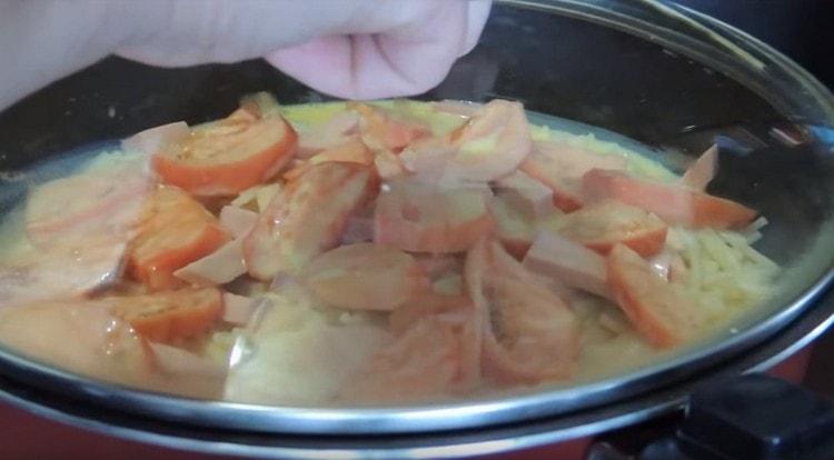 We cover the pan with a lid and fry until the eggs are ready.