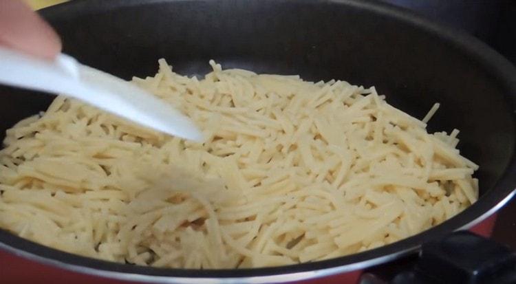 Spread pasta in a pan.