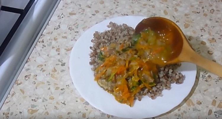 Appetizing gravy for buckwheat is ready.