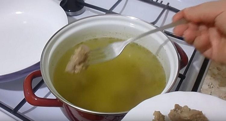 We put the finished meat on a plate.