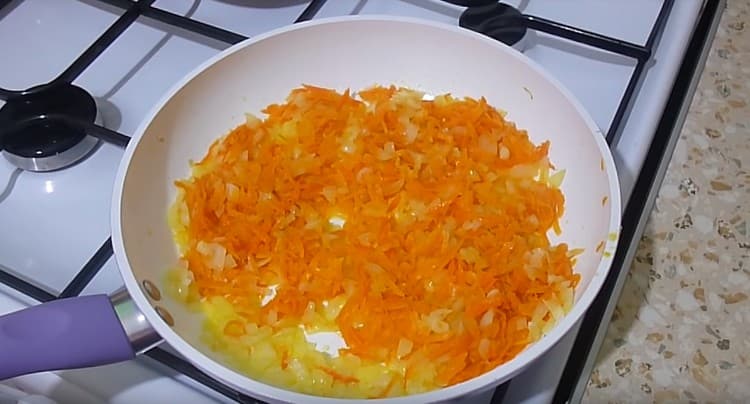 When the vegetables are fried, mix them.