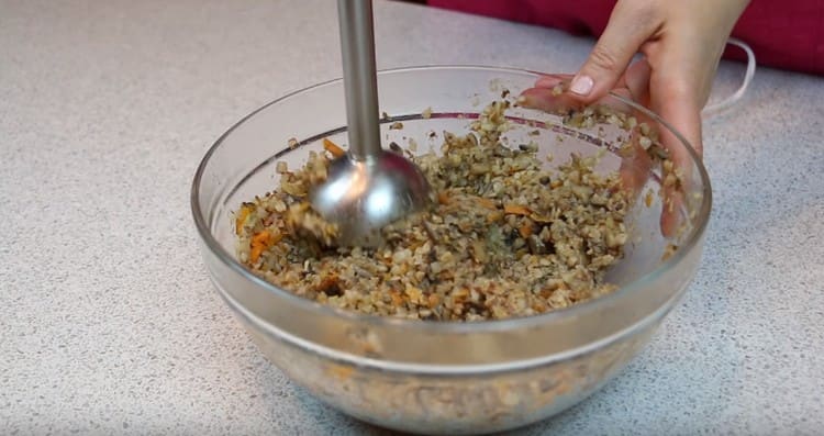 Grind the mass with a submersible blender.