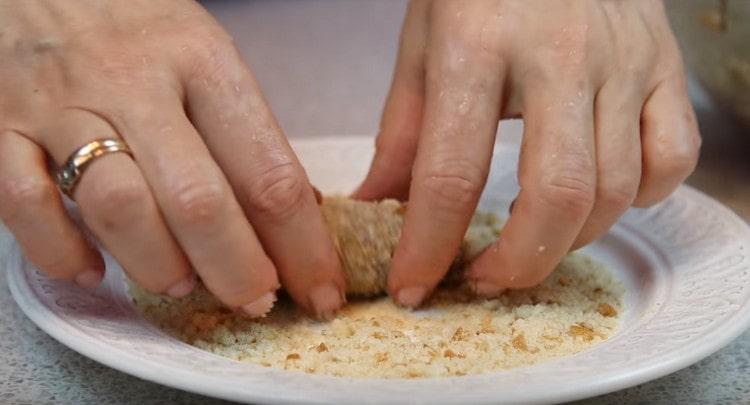 We form cutlets from minced meat and roll in breadcrumbs.