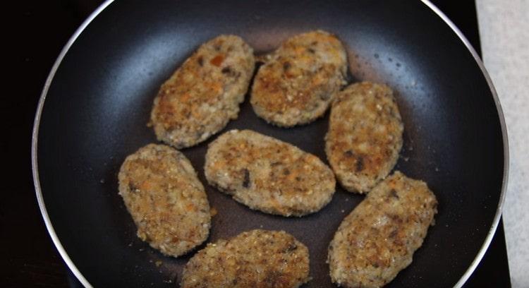 Fry cutlets on both sides.
