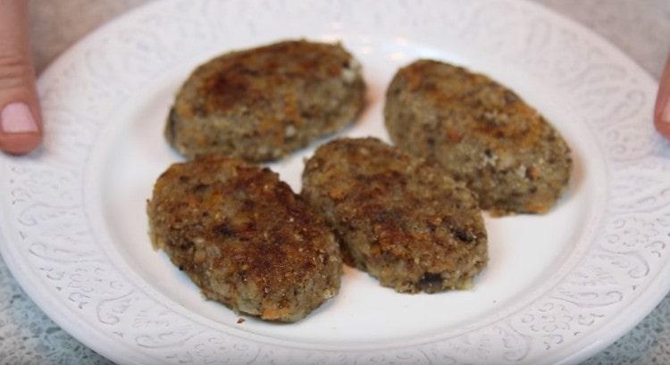 Appetizing lean buckwheat cutlets with mushrooms are ready.