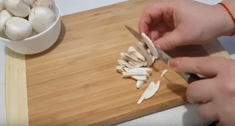Cut mushrooms into thin slices.