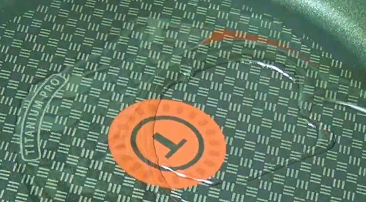 Heat the oil in a pan.