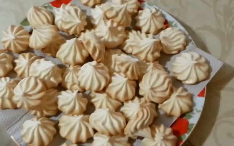 Sweet meringue cooked in a simple recipe