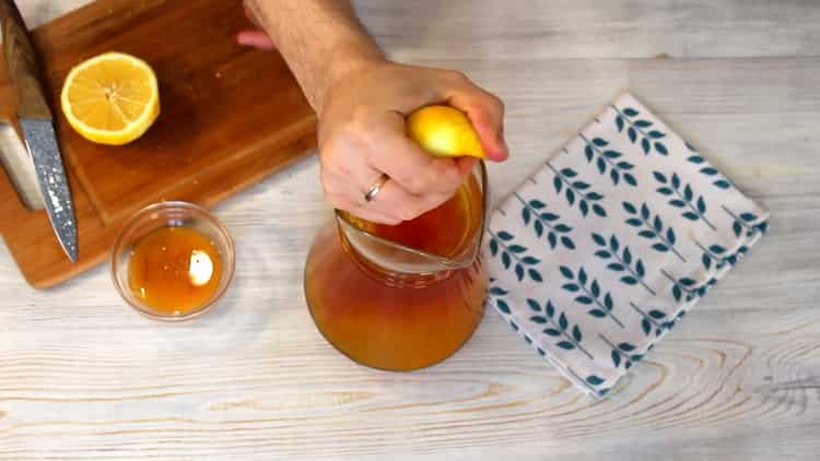 Squeeze lemon juice to make a drink