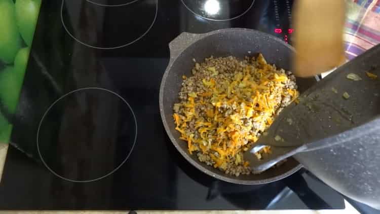 Mix the ingredients to cook.