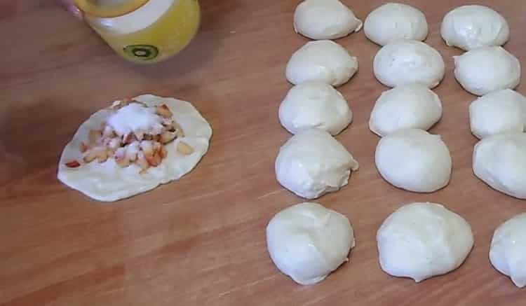 To prepare the pies, put the filling on the dough