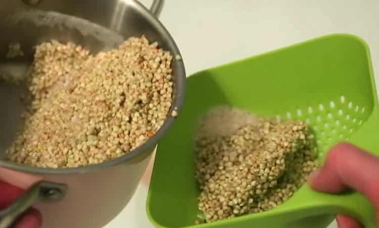 Rinse the cereals to prepare the meal.