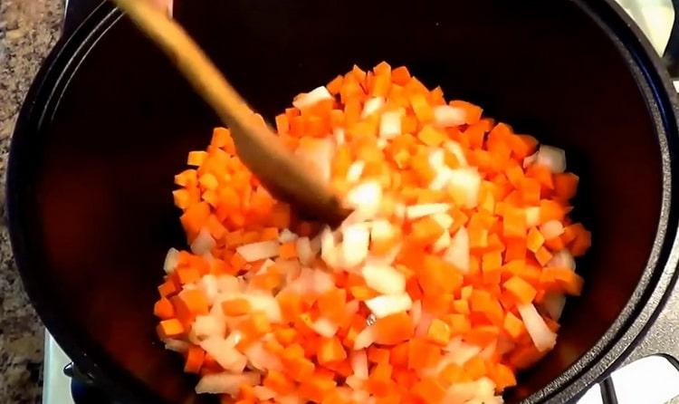 Toast, fry the ingredients