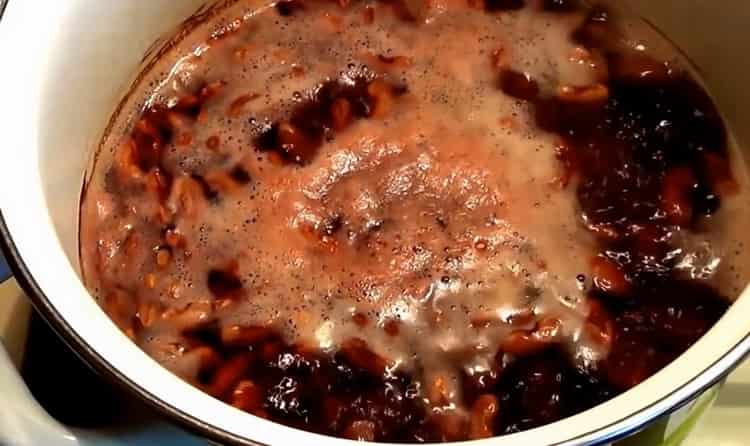 Boil the beans for cooking