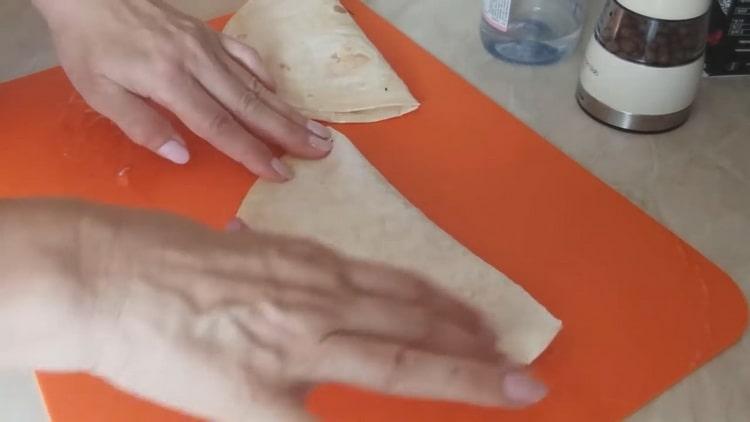 Cover the cake for cooking