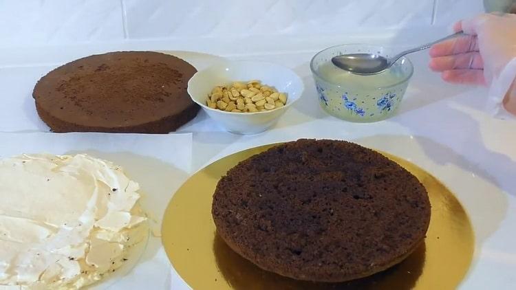 Spread the cake to make a cake