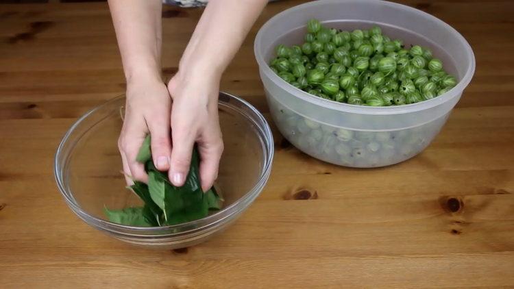 Cooking gooseberry jam