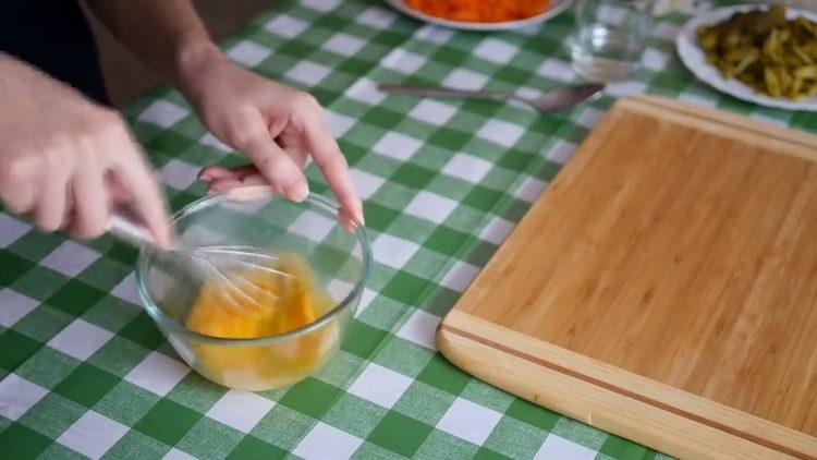 Beat the eggs to cook.